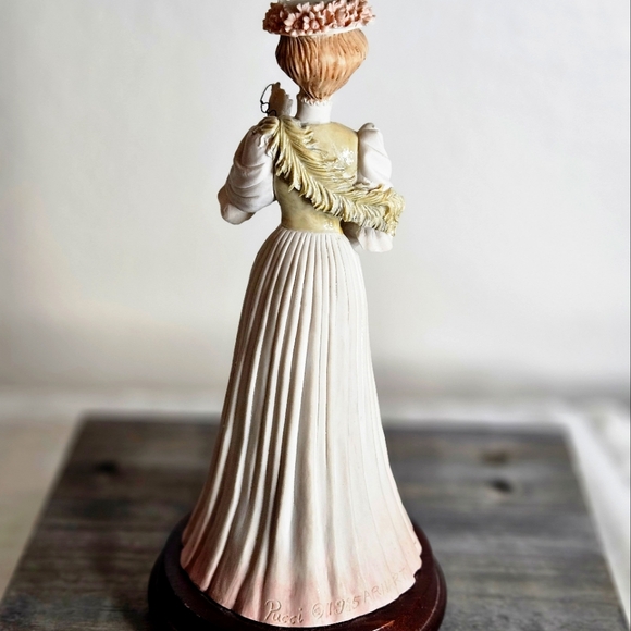 Vintage Arnart Pucci Victorian Woman With Glasses& Boa Figurine. - Picture 5 of 13